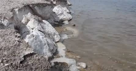 A beautiful lake full of salt in the middle of Cholistan desert