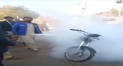 Larkana: A citizen sets his motorbike on fire due to constant increase in petrol prices