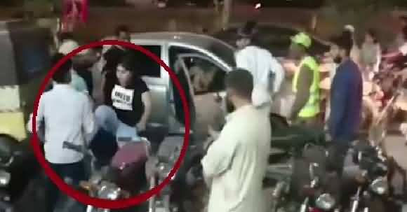 A Girl Misbehaves With Traffic Police Officer And Kicked A Boy Capturing Video Badly