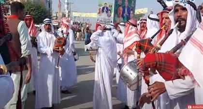 A group of people welcomed Imran Khan in Gujranwala in unique style wearing Arabic costume