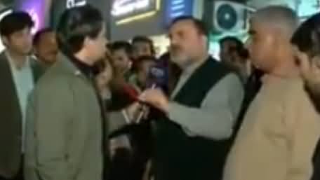 A Guy Blasts on Shahbaz Sharif's Claims of Good Governance in Front of PMLN Traders