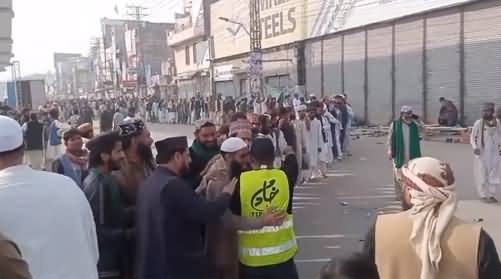 A large number of people at the Urs of Maulvi Khadim Rizvi