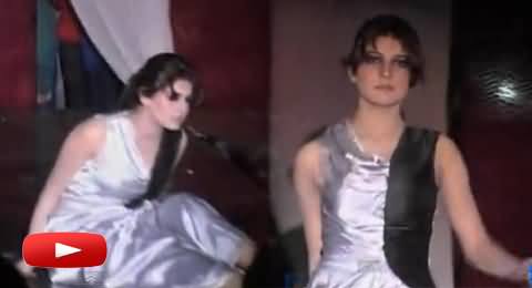 A Modal Girl Fall Down on the Ramp While Cat Walk in Multan