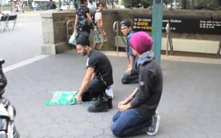 A Muslim Offering Prayer in the Streets of New York, Watch People Reaction