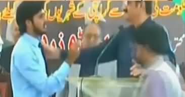 A Young Guy Reaches on Stage And Interrupts CM Sindh Murad Ali Shah's Speech