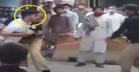 A Youngster Collides With Peshawar Police Because Of Smart Lockdown Being Imposed By Them