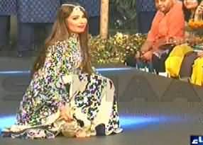 Reema's heel broken while doing Cat Walk in Lahore fashion show