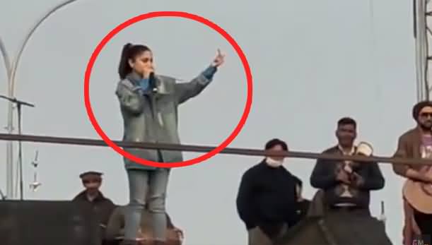 Aima Baig shows middle finger to the boy who misbehaved in concert, video goes viral on social media