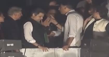 Asad Umar scolding Hammad Azhar on container in front of Imran Khan