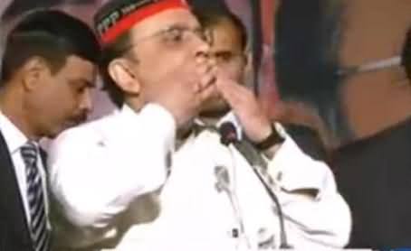 Asif Zardari Blows Countless Flying Kisses to Audience After Criticizing Imran Khan