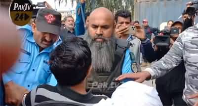 Bachey Ko Bahir Nikalo Warna Hungama Ho Jaye Ga - Lawyers resist PTI worker's arrest