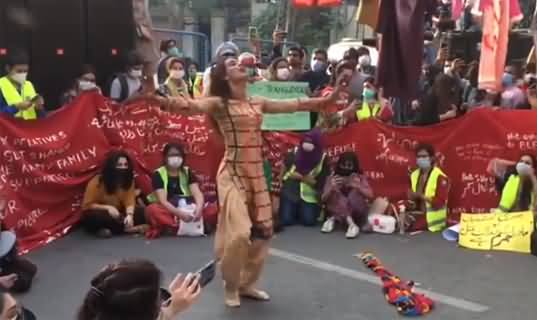 Beautiful Dance of a Transgender in Aurat Azadi March Lahore