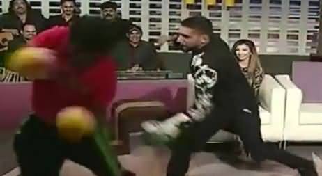 Boxer Amir Khan Started Boxing in Khabarnaak And Knocked Out His Opponent