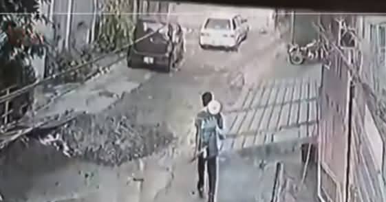 CCTV Footage: A Thief Stealing Fan From Mosque in Lahore