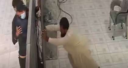 CCTV footage: Brave guard intelligently made attempt of robbery failed in Lahore