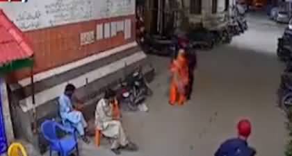 CCTV Footage: Karachi Mein Security Guard Ke Thappar Se Khatoon Behosh