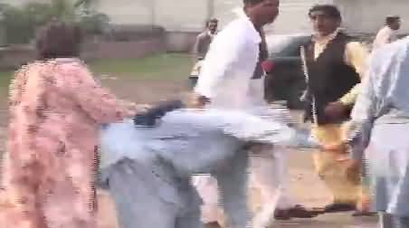 Gujranwala Mein Dehaation Ne Hazir Service SHO Ki Zabardast Dhulai Kardi, Must Watch