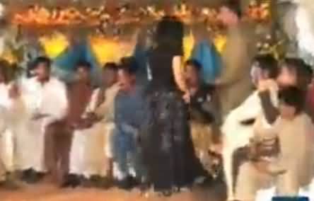 DPO Vehari Suspends Four Policemen For Attending A Dance Party in Uniform