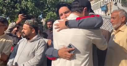 Emotional scenes outside Arshad Sharif's house: Imran Riaz Khan & Jameel Farooqi crying