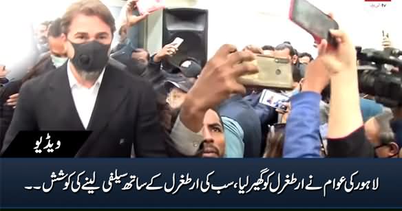 Ertugrul Ghazi Aka Engin Altan Surrounded By People in Lahore