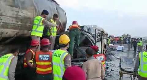 Exclusive footage after the incident of bus and oil tanker collision near Jalalpur Pirwala