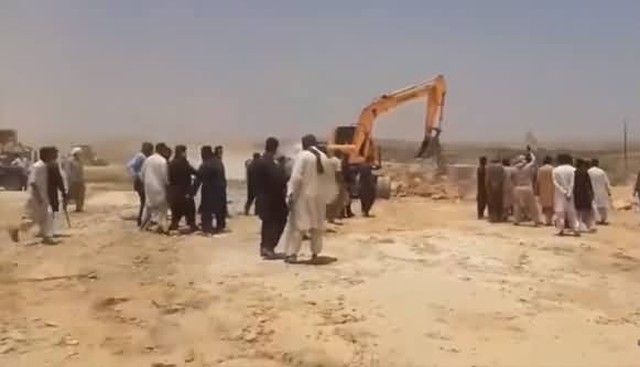 Exclusive Footage: Bahria Town Grabbing Poopr People's Land in Kamal Khan Jokhio Goth With The Help of Sindh Police