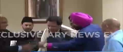 Exclusive Footage from PM office , Navjot Singh Sidhu Presenting his gift to Imran Khan
