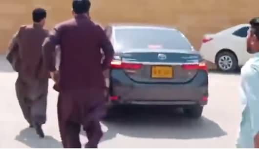Exclusive: PTI’s Sindh MPA Karim Bakhsh Gabol Running Away in His Car From His Party Members