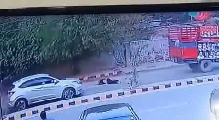 Exclusive video: A guy fell down from truck in long march and died on spot