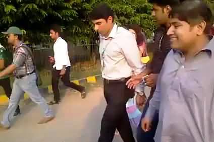 Exclusive Video of Misbah-ul-Haq Walking with Common People Without Any Security