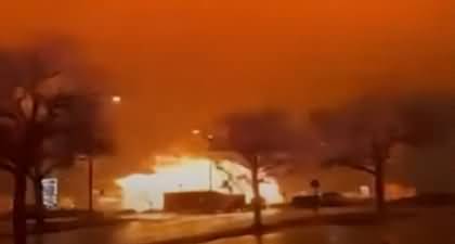 Eyewitness video from cell phone, A plane carrying sick child crashes into Philadelphia residential area