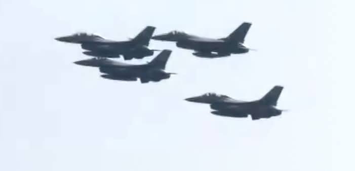 F16 & JF-17 Thunder Jets Dazzling 'Salami' On Pakistan Day Parade