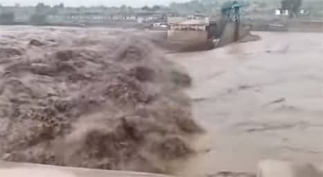 Flood enters Nowshera city with immense pressure