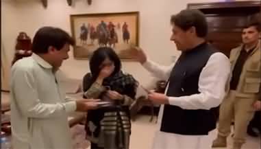 Girl couldn't control her emotions while taking autograph from Imran Khan