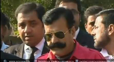 Gullu Butt Trying to Become A Comedian in Front of Media