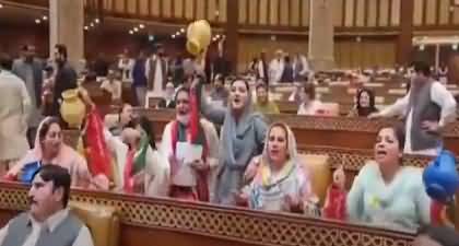 Hamary Lotay Wapis Karo - PTI's women MPs raising funny slogans in Punjab Assembly