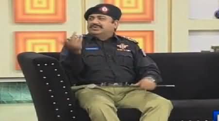 Hasb e Haal (Azizi As Police Inspector) – 1st August 2014