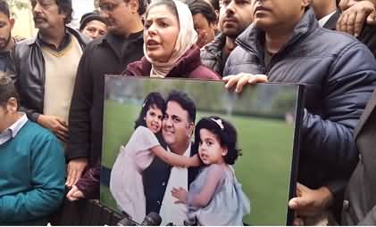 Hiba Fawad's media talk while holding picture of Fawad Chaudhry with his daughters
