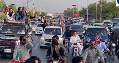 Huge crowd moving towards Islamabad to attend Imran Khan's Jalsa