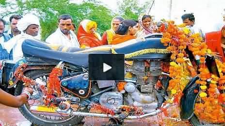 Ignorant Indian People Started Worshiping a Motorbike in Rajasthan