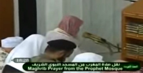 Imam e Kaba leaves prayer in the middle after the sound of his fart echoes in the loudspeaker