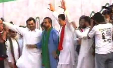 Imran Khan Reached Mianwali Jalsa Venue, Raising His Hands on Stage