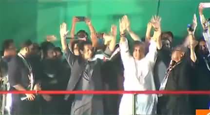 Imran Khan waves hands to crowd after reaching on stage in Karachi Jalsa