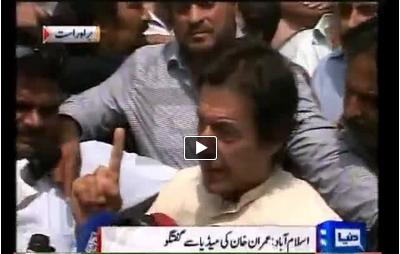 عمران خان راولپنڈی میں اظہار تعزیت کیلیۓ عثمان مرزا شہید کے گھر پہنچ گئے جن کو حنیف عباسی کے غنڈوں نے شہید کر دیا تھا