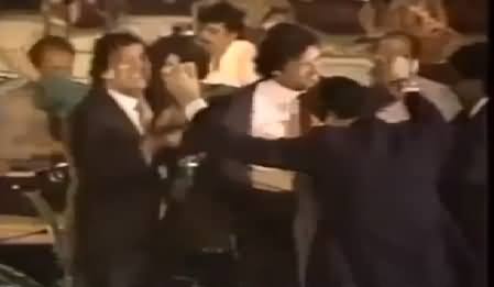 Indian Actor Vinod Khanna Forcing Imran Khan To Dance -Watch Rare Video