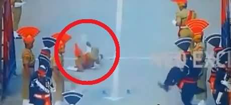 Indian soldier fell down at wagah border During Parade