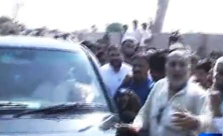 Javed Hashmi Once Again Surrounded by PTI Supporters in Multan, Chanting Daghi, Daghi