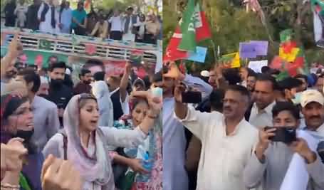 Jo Buzdil Chowkidar Hai, Ghaddar Hai, Ghaddar Hai - Slogans against Army in PTI's rally