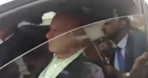Journalists started fighting with each other for not letting Question Nawaz Shairf out side Harley Street Clinic