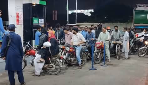 Karachi ke petrol pumps per awam ka be-tahasha rush